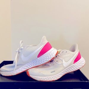 Like new Nike revolution 5